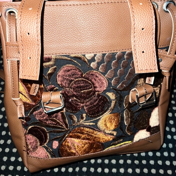 Handmade leather backpack embroidered - Picture 2 of 7